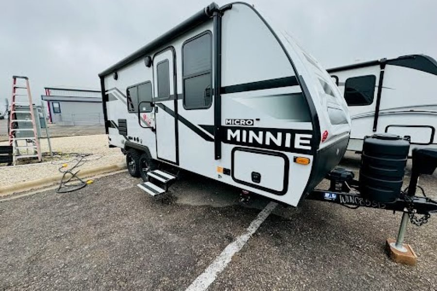 Travel Tailer – 1 Slide Out Winnebago Micro Minnie FLX 2108FBS